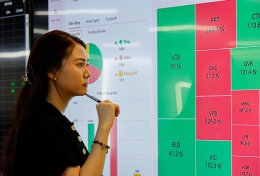 Dòng tiền đang rục rịch dịch chuyển từ chứng khoán sang bất động sản?