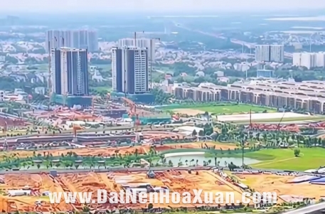 Đất trống bên cạnh các khu căn hộ cao tầng