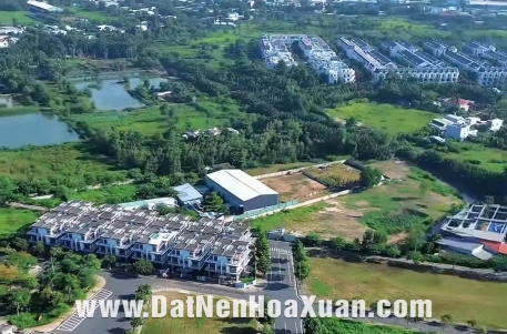 Khu đô thị nhiều lô đất trống, cỏ mọc giữa các dãy nhà