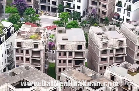 Dãy biệt thự xây thô bỏ hoang